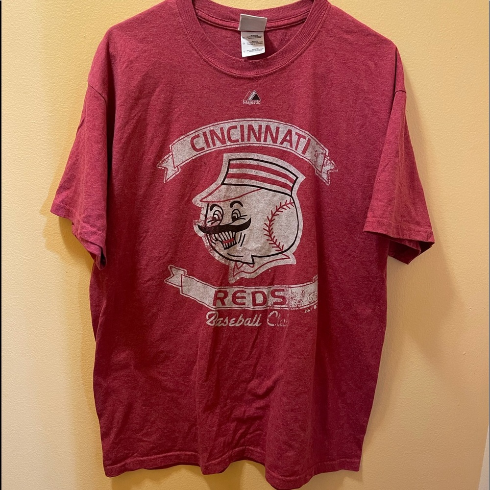 Majestic men’s size large distressed Cincinnati reds t-shirt